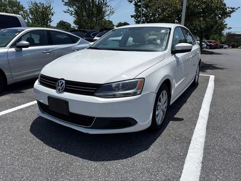 Used 2013 Volkswagen Jetta SE FWD image 1