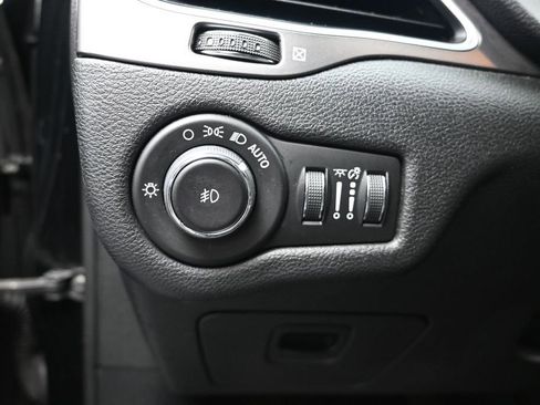 Used 2019 Jeep Cherokee Latitude Plus FWD image 12