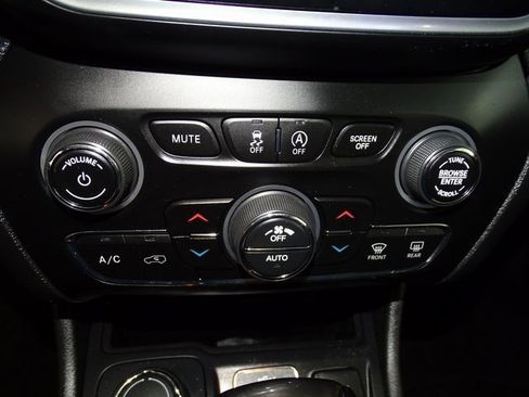 Used 2020 Jeep Cherokee Limited image 13