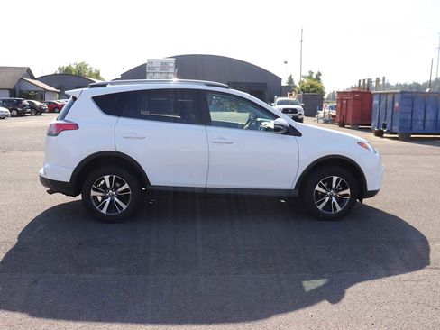 Used 2017 Toyota RAV4 XLE AWD/4WD image 4