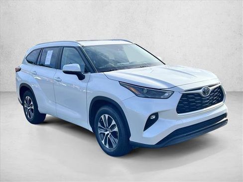 Certified 2024 Toyota Highlander XLE image 3