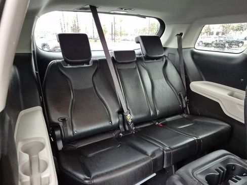 Used 2024 Kia Carnival LX image 19