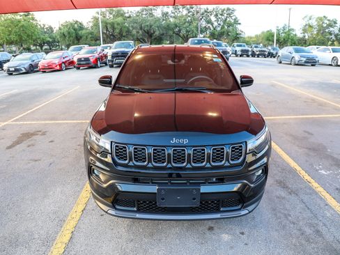 Used 2025 Jeep Compass Latitude w/ Altitude Special Edition AWD/4WD image 5