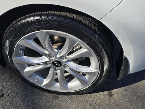 Used 2016 Hyundai Veloster image 9