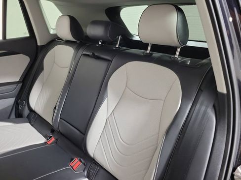 Used 2025 Volkswagen Tiguan SE FWD image 13