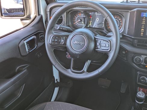 Used 2025 Jeep Gladiator Mojave image 15