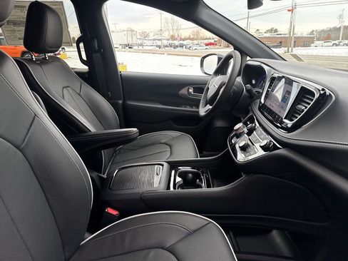 New 2026 Chrysler Pacifica Limited image 43