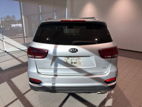 Used 2019 Kia Sorento LX w/ LX Convenience Package image 4