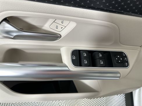 Used 2025 Mercedes-Benz GLA 250 4MATIC image 12