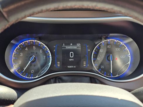 Used 2018 Chrysler Pacifica Touring-L w/ Premium Audio Group FWD image 17