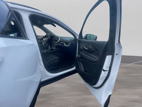 Used 2022 GMC Terrain SLE w/ Driver Convenience Package image 17