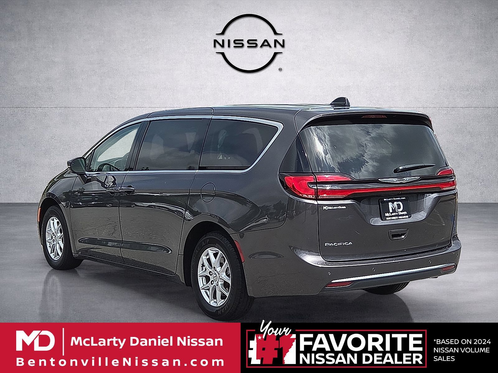 Used 2023 Chrysler Pacifica Touring-L FWD image 4