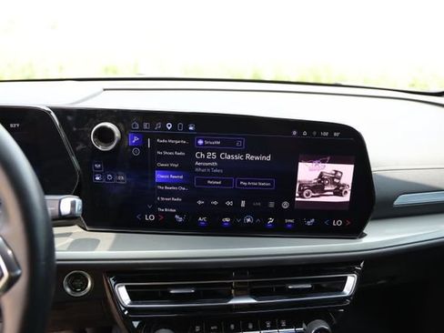 Used 2024 Chevrolet Traverse LT FWD image 20