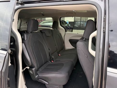 Used 2019 Chrysler Pacifica Touring Plus w/ Tire & Wheel Group FWD image 27