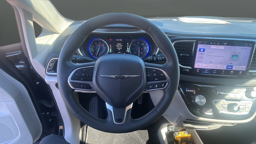 Used 2024 Chrysler Pacifica Touring-L FWD image 12