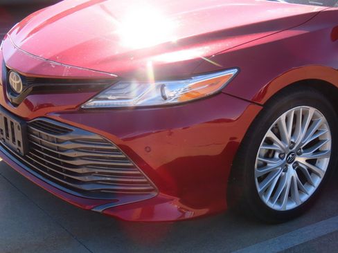 Used 2018 Toyota Camry XLE image 3