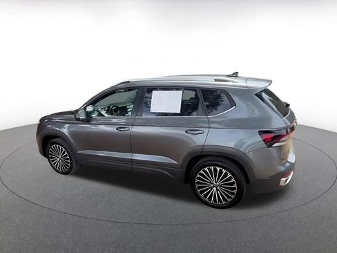 Used 2025 Volkswagen Taos SE FWD image 10