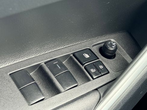 Used 2023 Toyota Corolla Cross LE image 11