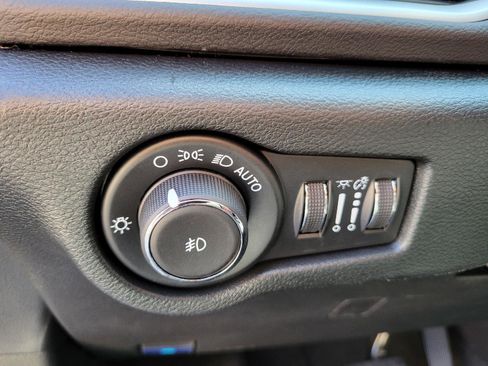 Used 2025 Chrysler Pacifica Select FWD image 10