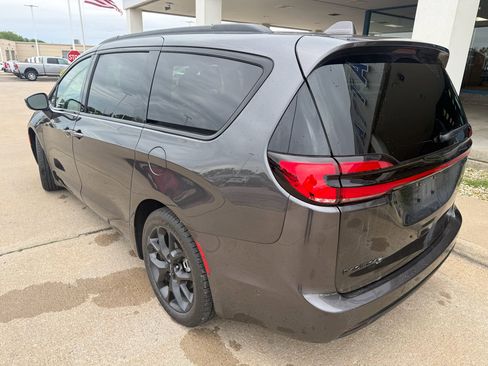 Used 2022 Chrysler Pacifica Touring-L w/ Uconnect Theater Family Group FWD image 8