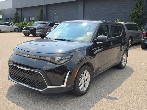 Used 2024 Kia Soul LX w/ Option Group 015 FWD image 3