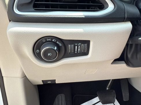 Used 2023 Chrysler Pacifica Touring-L FWD image 26