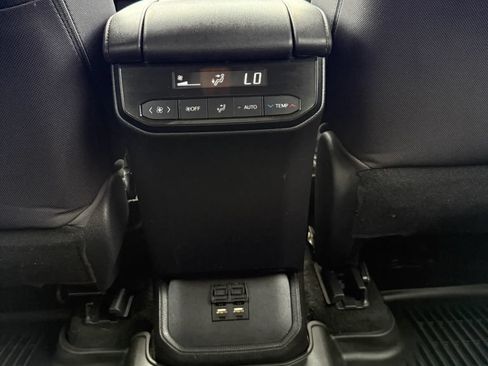 Used 2021 Toyota Highlander L AWD/4WD image 30