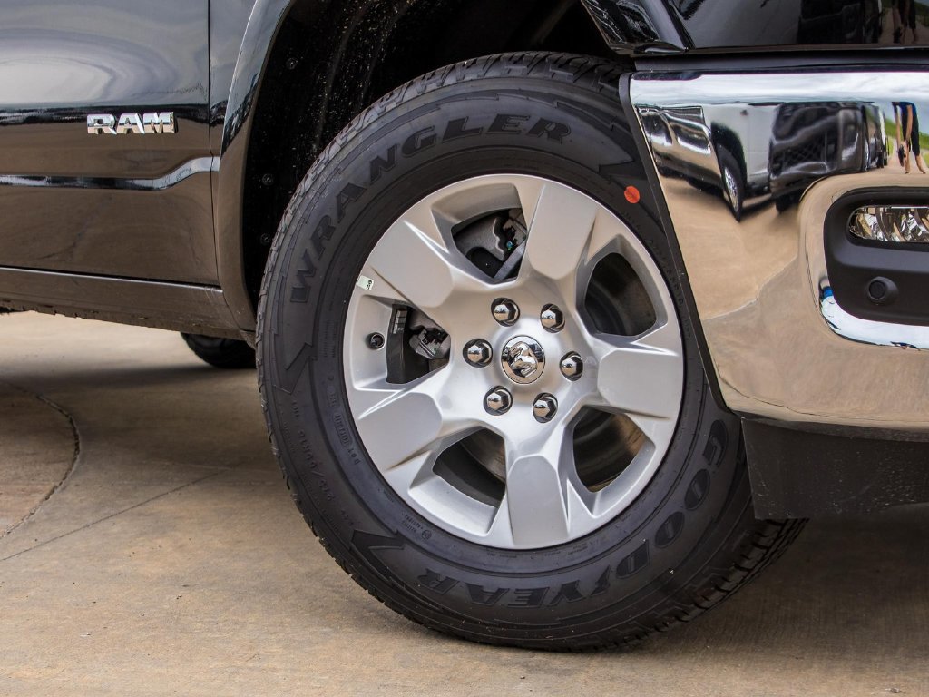 Used 2025 RAM 1500 Big Horn AWD/4WD image 3