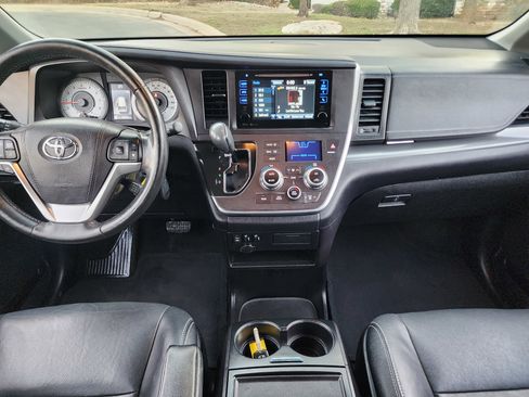 Used 2015 Toyota Sienna SE image 32