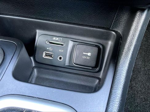 Used 2018 Jeep Cherokee Latitude Plus w/ Comfort/Convenience Group image 32