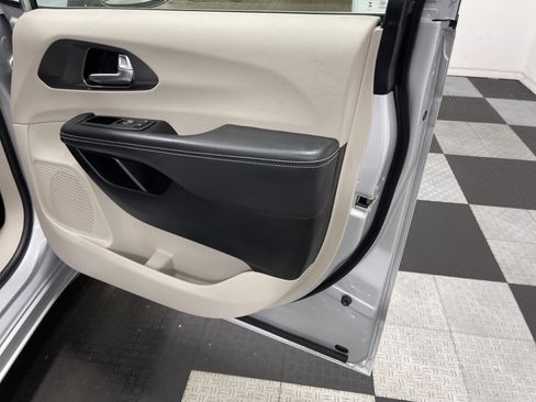 Used 2024 Chrysler Pacifica Touring-L image 22