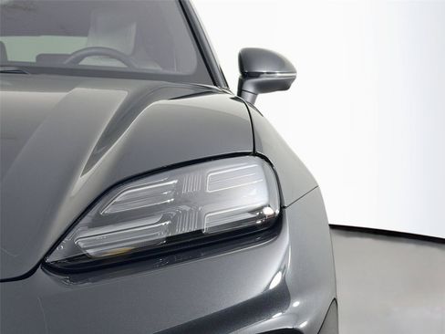 Certified 2026 Porsche Macan 4 Electric RWD image 15
