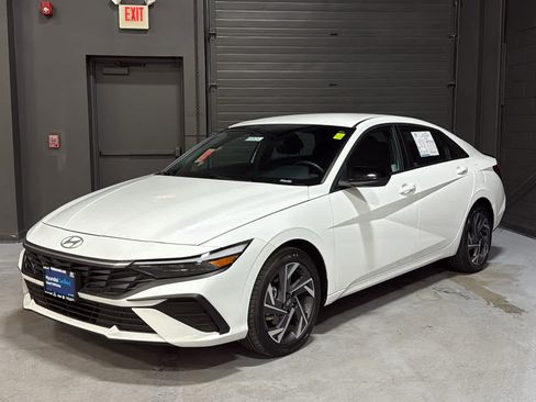 Used 2025 Hyundai Elantra Sport FWD image 3
