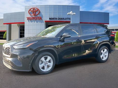 Used 2023 Toyota Highlander LE FWD image 4