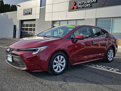 Used 2025 Toyota Corolla LE image 3