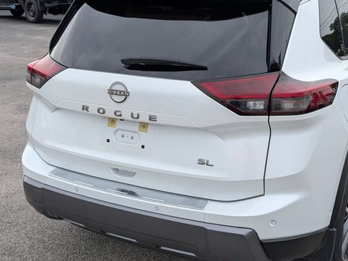 Used 2024 Nissan Rogue SL w/ SL Premium Package FWD image 8