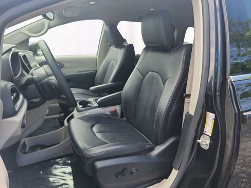 Used 2023 Chrysler Pacifica Touring-L FWD image 9
