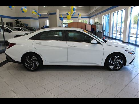 Used 2025 Hyundai Elantra SEL FWD image 4