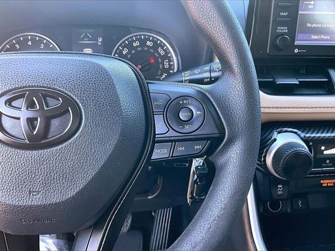 Used 2021 Toyota RAV4 LE image 12