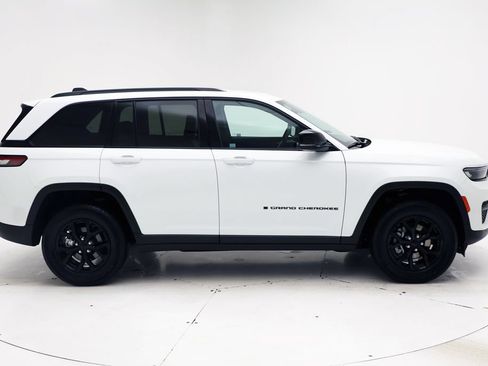 Used 2025 Jeep Grand Cherokee Altitude AWD/4WD image 3