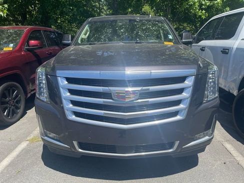 Used 2017 Cadillac Escalade ESV Premium Luxury RWD image 2