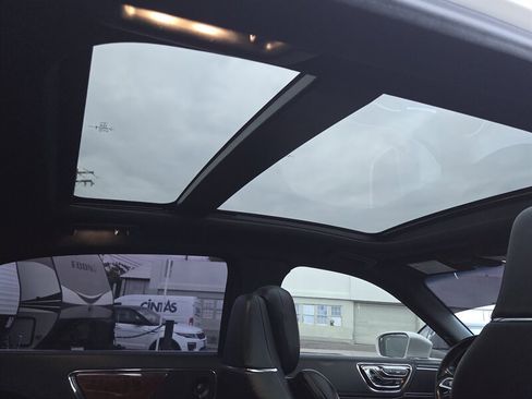 Used 2019 Lincoln Continental Select image 25