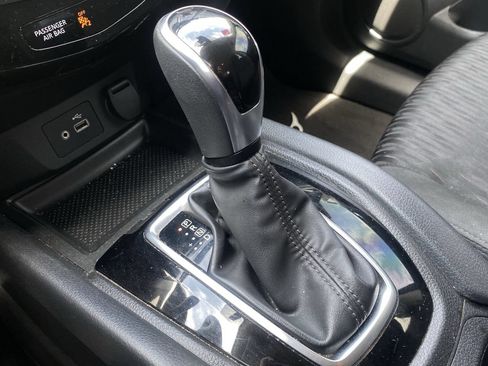 Used 2019 Nissan Rogue SV FWD image 8