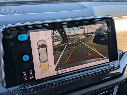 Used 2025 Volkswagen Atlas SE image 24