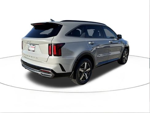 Used 2022 Kia Sorento EX w/ Panoramic Sunroof Package image 3