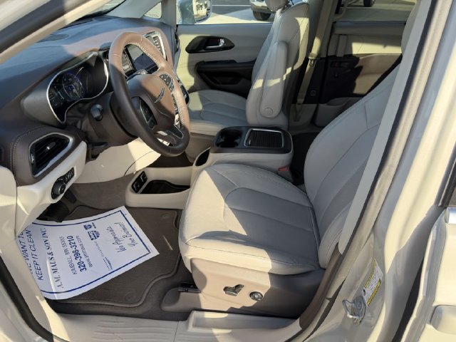 Used 2021 Chrysler Pacifica Touring-L w/ Uconnect Theater Family Group FWD image 11