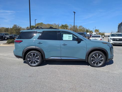 New 2026 Nissan Pathfinder Platinum image 2