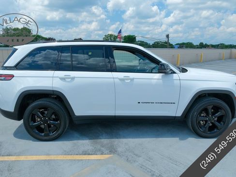 Used 2023 Jeep Grand Cherokee Altitude AWD/4WD image 3