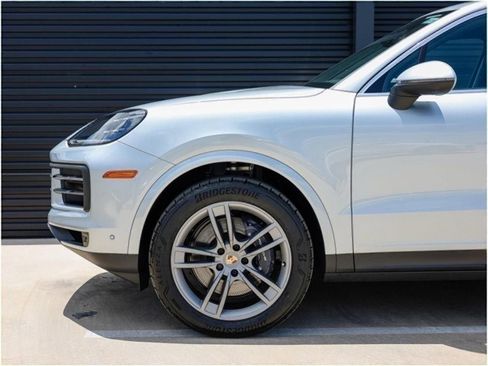 Certified 2025 Porsche Cayenne AWD/4WD image 11