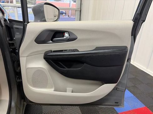 Used 2022 Chrysler Pacifica Touring-L FWD image 18